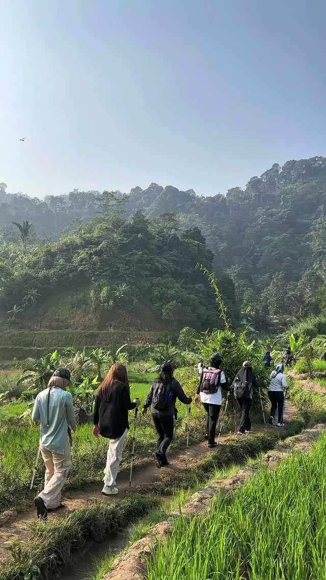 Terima kasih banyak kak, @myalikafnan @vietari @inijuwitaku dan keluarga besar lainnya sudah mempercayakan trekkingnya bersama kami🙏
Dedenya happy dan ibunya happy trekking saja😍
Yuk buat sahabat yang masih bingung mau liburan kemana dan bosen liburan itu-itu aja🥳🥳
Mimin kasih yang terbaik🤠
Tunggu apalagi segera hubungin Mimin⤵️
082111015600
www.trekkingsentulcsa.com
#csatrekkingsentul #sentulviral #sentulselatan #sentulbogor #curugsentul